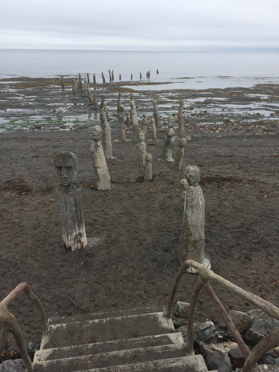 Ulysse en #Gaspésie : À Sainte-Flavie, porte de la Gaspésie, il faut s’arrêter à la galerie de Marcel Gagnon, pour y voir l’œuvre monumentale Le grand rassemblement, installée littéralement dans le fleuve, ainsi que les œuvres des autres membres de la famille, tous artistes.