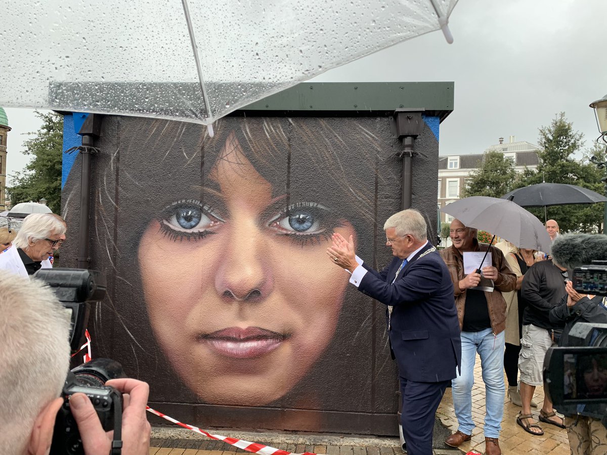 Newsroom070's tweet photo. Burgemeester Jan van Zanen onthulde vandaag twee muurschilderingen in het Zeeheldenkwartier die symbool staan voor Den Haag #Beatstad. π€πΈ
De een is te bewonderen op de Elandstraat en de ander op het Prins Hendrikplein (foto).
Lees hier zijn toespraak: https://t.co/GsumZ1as1S https://t.co/nmt9yzJLRM
