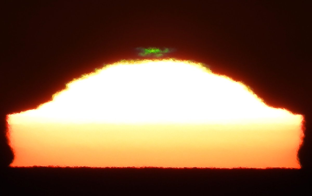 Green flash, 2020 August 8th. An unusual sunset for several reasons... a thread   #GreenFlash  #StormHour (1/10)
