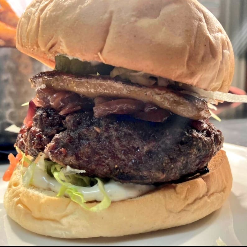 GreenHenDublin's tweet image. Introducing a new showstopper @GreenHenDublin...... This weekend we are serving our Rossini burger-- prime beef with seared foie gras, iceberg lettuce, madeira onions, black truffle mayonnaise &amp;amp; toasted brioche bun ❤️❤️❤️ Tastes even better then it looks 😍 #TheUltimateBurger