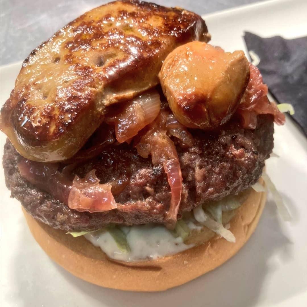 GreenHenDublin's tweet image. Introducing a new showstopper @GreenHenDublin...... This weekend we are serving our Rossini burger-- prime beef with seared foie gras, iceberg lettuce, madeira onions, black truffle mayonnaise &amp;amp; toasted brioche bun ❤️❤️❤️ Tastes even better then it looks 😍 #TheUltimateBurger