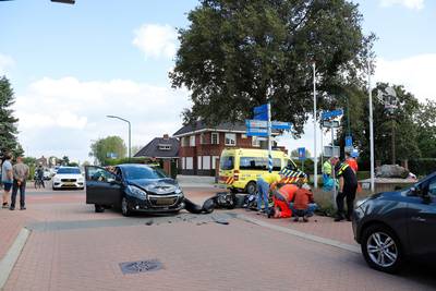 Twee gewonden bij aanrijding scooter met auto in Beugen ..