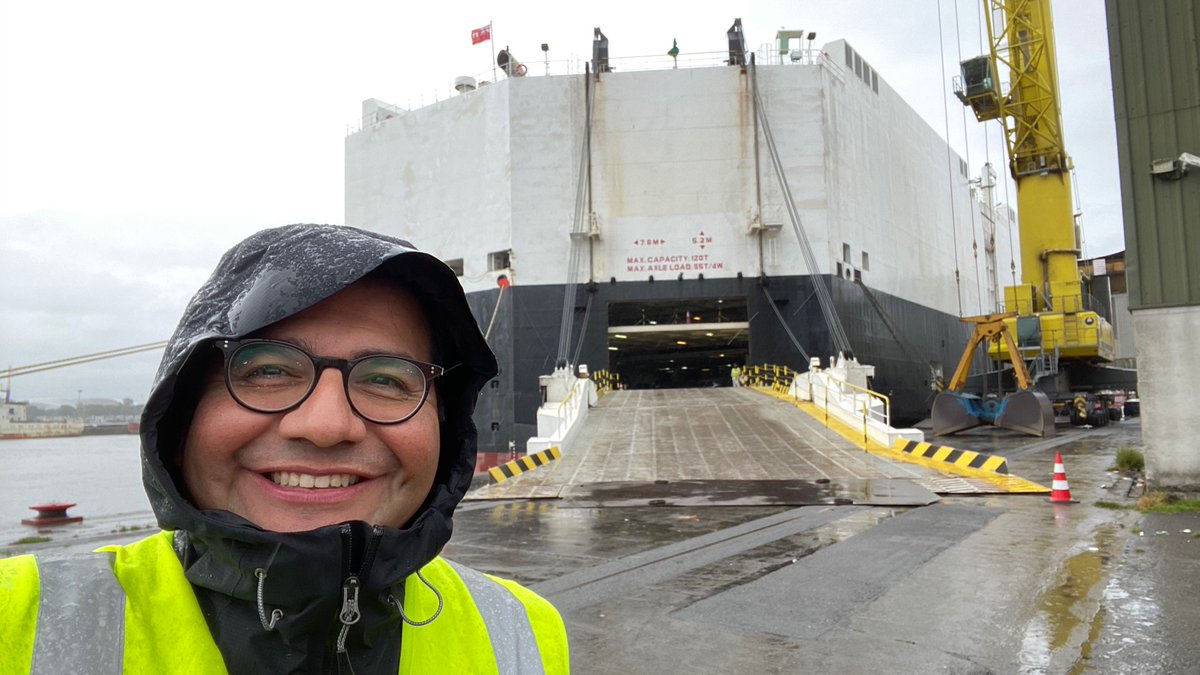 Thanks to @Fito_Calixto! Our #Volkswagen Brand Director in #Dublin #Ireland, who welcome our first #VWID3 1STs for our First Mover customers!
Looks like a rainy day ☔️, but for Fito it’s sunny – he has a big smile in his face! 😉