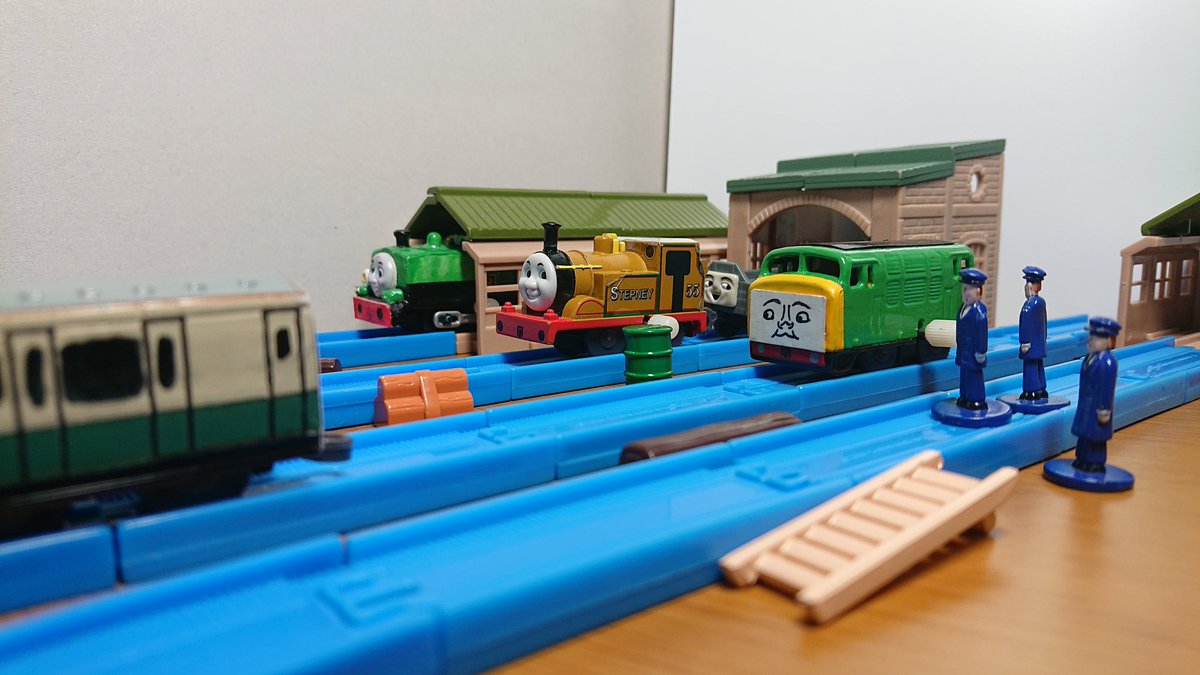 Co Bo 整備工場 カプセルプラレールできかんしゃたちが嫌っている D261 を作りました ディーゼル10を塗り替えただけの簡単な改造ですが 種類が増えるだけでぎやかになりますね 最後にディーゼルとぼうしのシーンを撮りました 似てますかね