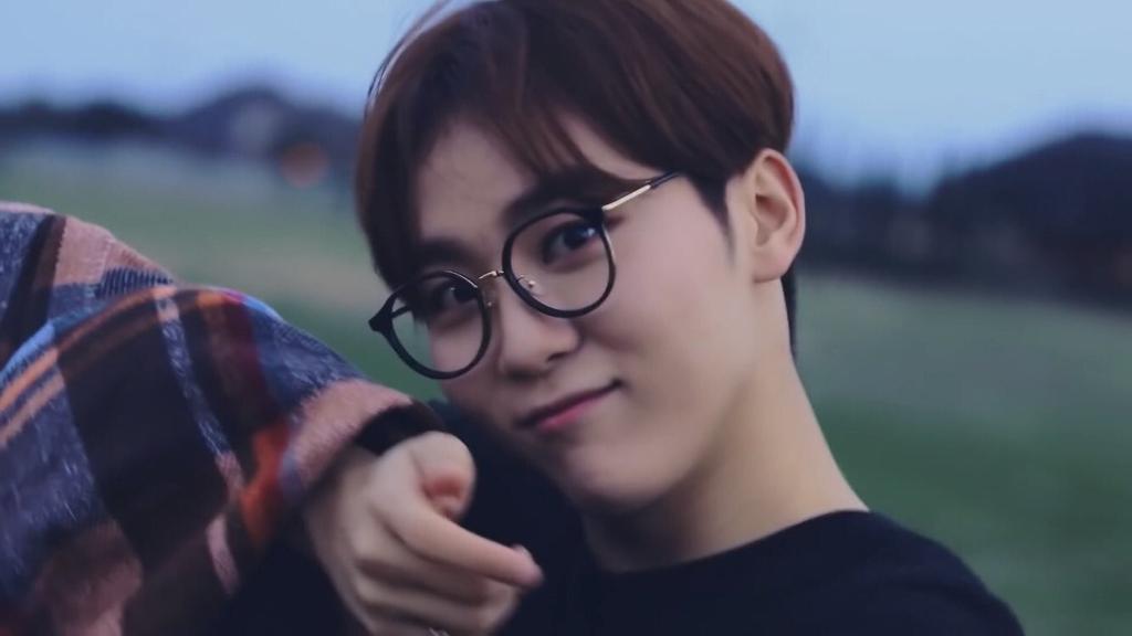 ♡ SEUNGKWAN IN SPECS ♡a thread;