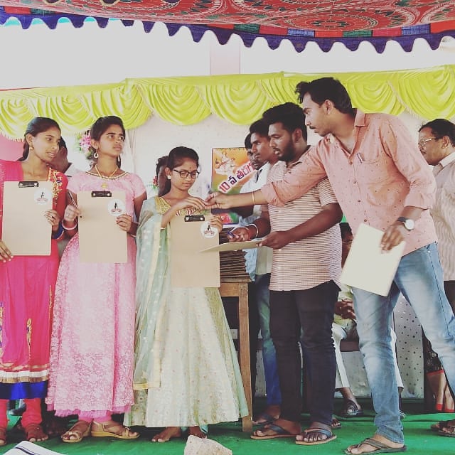 AIAFA_WNP's tweet photo. Allu Arjun Army #Wanaparthy Distributed Exam Pads To Z.p.h.s. Government School at #Gopalpet
#IndianStyleIconAlluArjun @alluarjun || #Pushpa ||
@itsme_Saikumar1 👈 https://t.co/5KqkwGXkil