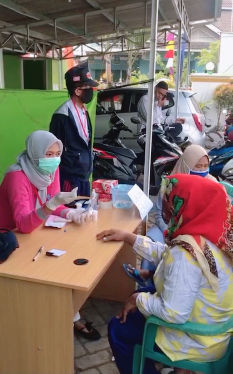 Eyes are an important part of how we communicate. When you use good eye contact with patients and others in medical settings, you can clearly deliver important health information and better understand the needs and responses of people