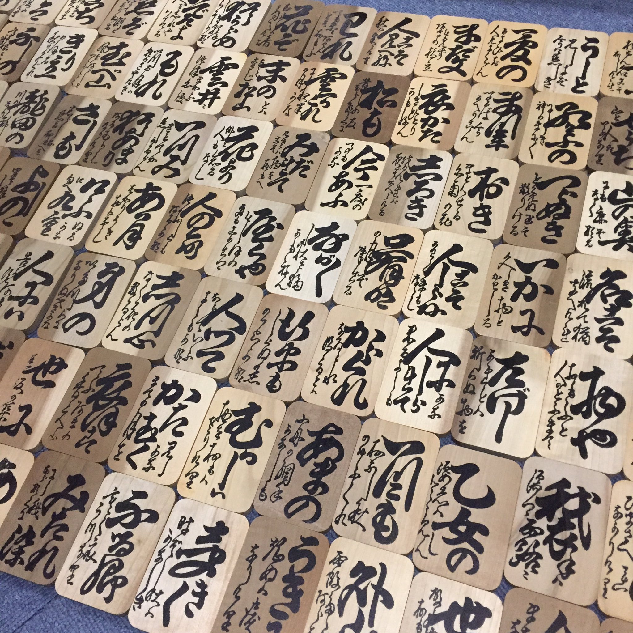 ろーるろーる Role艇 こちらは北海道民が 百人一首 と聞いて思い浮かべるものです 道民は下の句を先に覚えます 小学生は体育館に集まって 百人一首大会をしていました まだ札を読むのが難しい低学年は 読みやすいこちらのひらがな札をよく渡されます