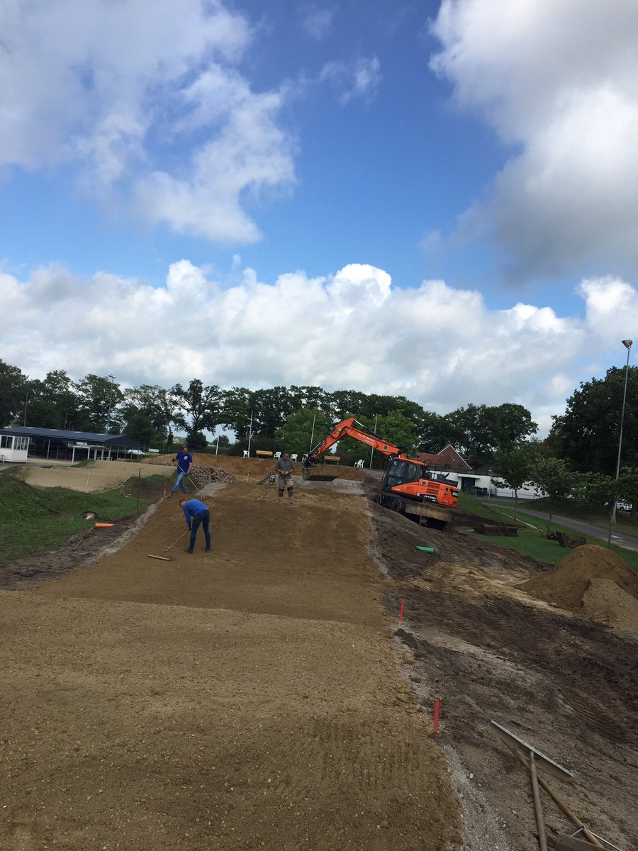 In opdracht van CRT Raalte de BMX-baan een complete metamorfose gegeven. Er is 450 kuub nieuw zand aangevoerd waarmee nieuwe bochten en heuvels aangelegd zijn.  Een vernieuwde,uitdagende baan voor de BMX’ers. Bedankt voor de mooie opdracht!