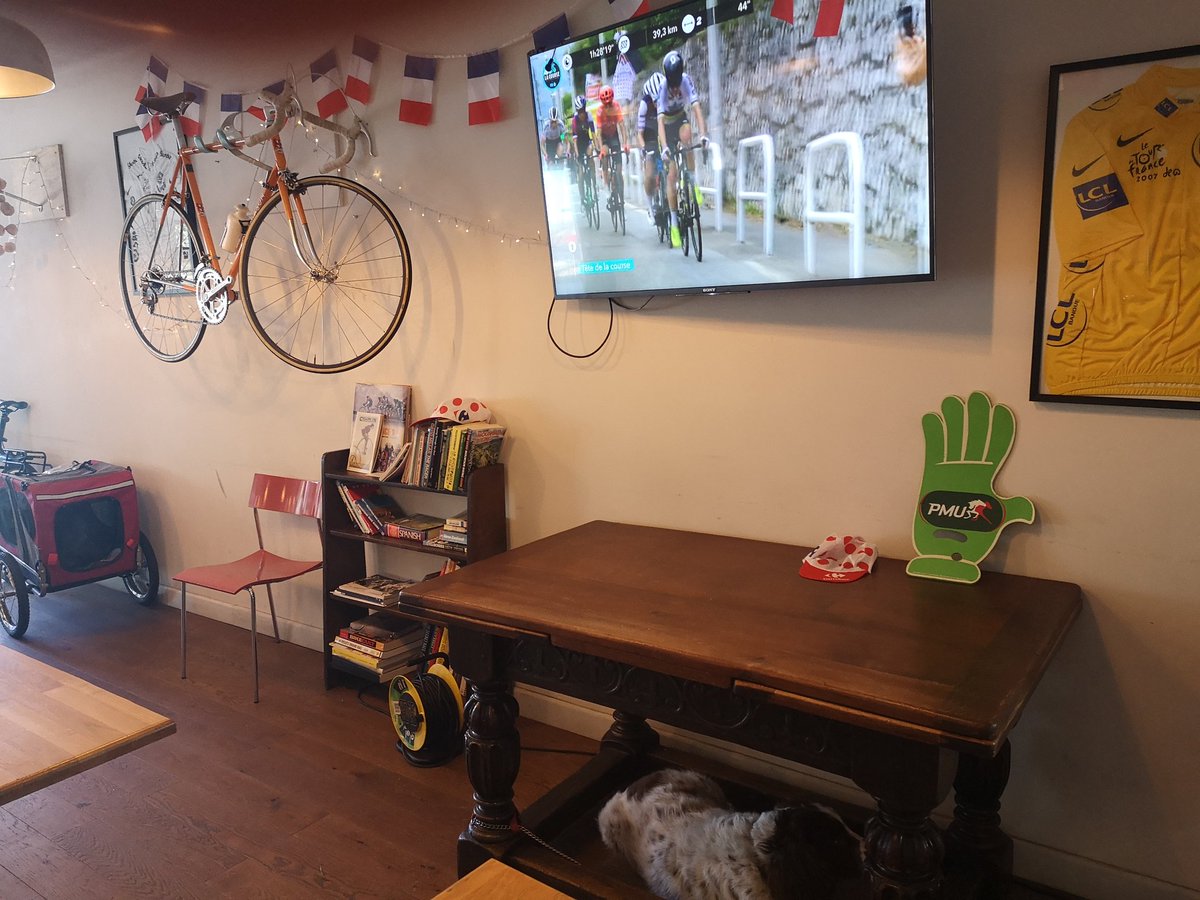 La Course is underway. TdF from 12:30.