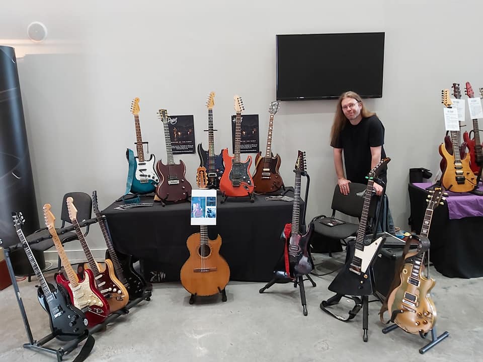 HowieG_Official's tweet photo. @gibsonguitar Both? https://t.co/0dw2UZZy4Z