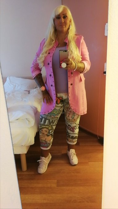 So sehe ich angezogen aus 😁 #ilovepink #habediehaaresch&ouml;n #pink #pastell #funny #longhair #beauty #curvymodel<a href="/tag/ilovepink"class="tags">#ilovepink</a><a href="/tag/habediehaaresch%C3%B6n"class="tags">#habediehaaresch&ouml;n</a><a href="/tag/curvy"class="tags"><span>#curvy</span></a><a href="/tag/funny"class="tags"><span>#funny</span></a><a href="/tag/pink"class="tags"><span>#pink</span></a><a href="/tag/beauty"class="tags"><span>#beauty</span></a><a href="/tag/longhair"class="tags"><span>#longhair</span></a><a href="/tag/hotwomen"class="tags"><span>#hotwomen</span></a>