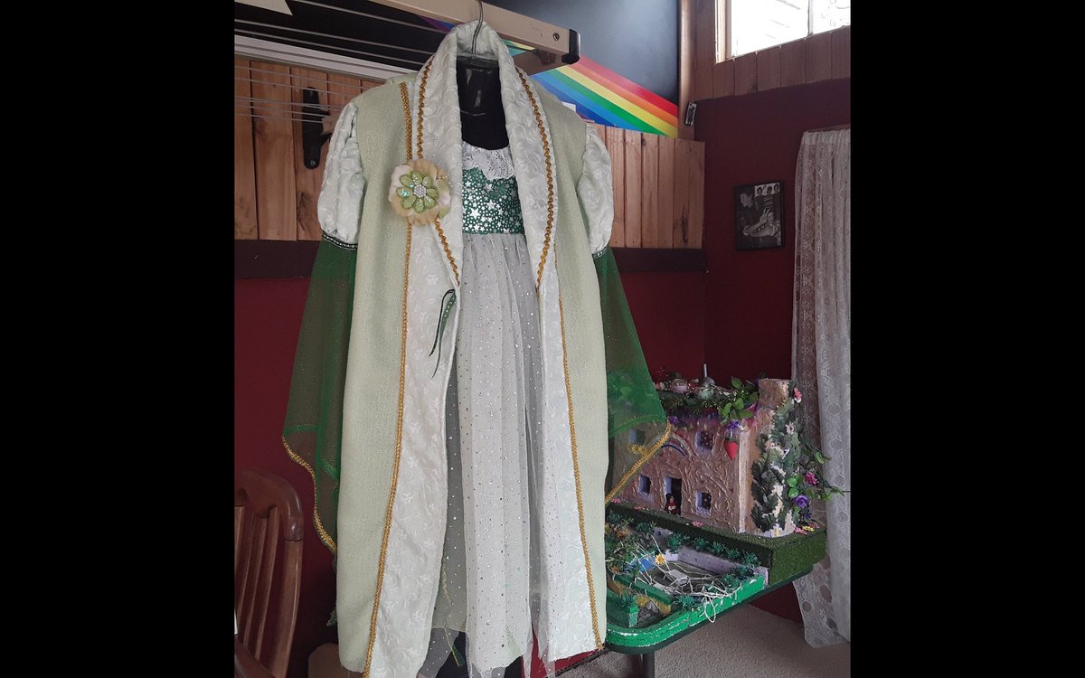 Juila34215017's tweet photo. #costume #sewing #creativesewing #schoolplays #art 
Made for grandaughter for school play, I enjoyed sewing it, https://t.co/rThy4tvxc5