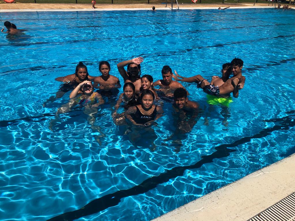 Centro_Macarena's tweet photo. El grupo #MERAKIES está disfrutando de las #ColoniasUrbanas con actividades al #AireLibre y #OcioSaludable🎢
Estamos orgullosxs por su INICIATIVA: #1DíaDesconectad@s
Un día sin teléfonos y redes para conectarse entre ellos y disfrutar e interactuar cara a cara👫
 #CaixaPronfancia https://t.co/H8tU39AH5W