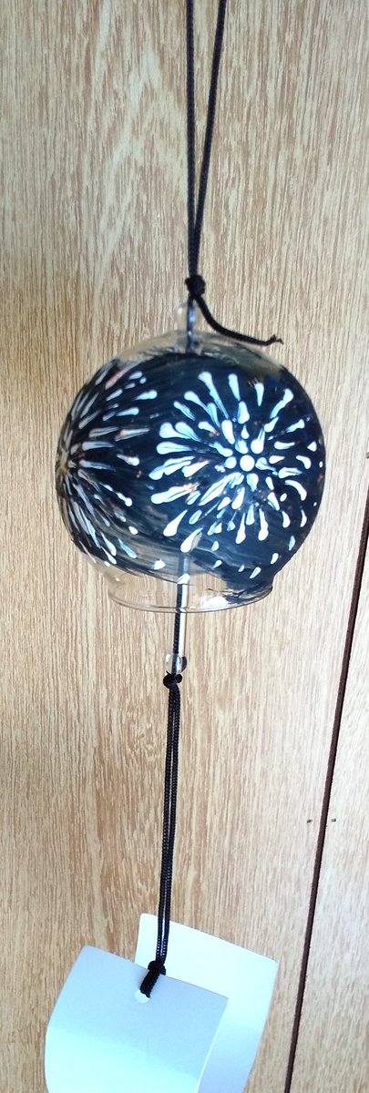 ট ইট র ギャラリーカフェ ねこい 本日のイラスト 風鈴にアクリル絵の具で絵付けしました 31日まで亀田祭りが中止な代わりに 商店街や駅直結地域交流センターに亀田縞を下げた風鈴が飾ってありますよ 亀田駅にはドーンっと亀田縞の大きな生地がさがっていて