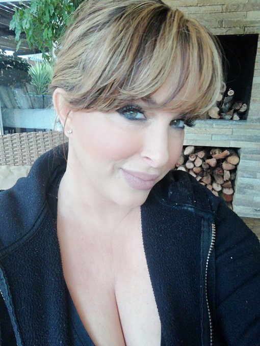 A sneaky smile for u all https://t.co/IjwX6gRBRN