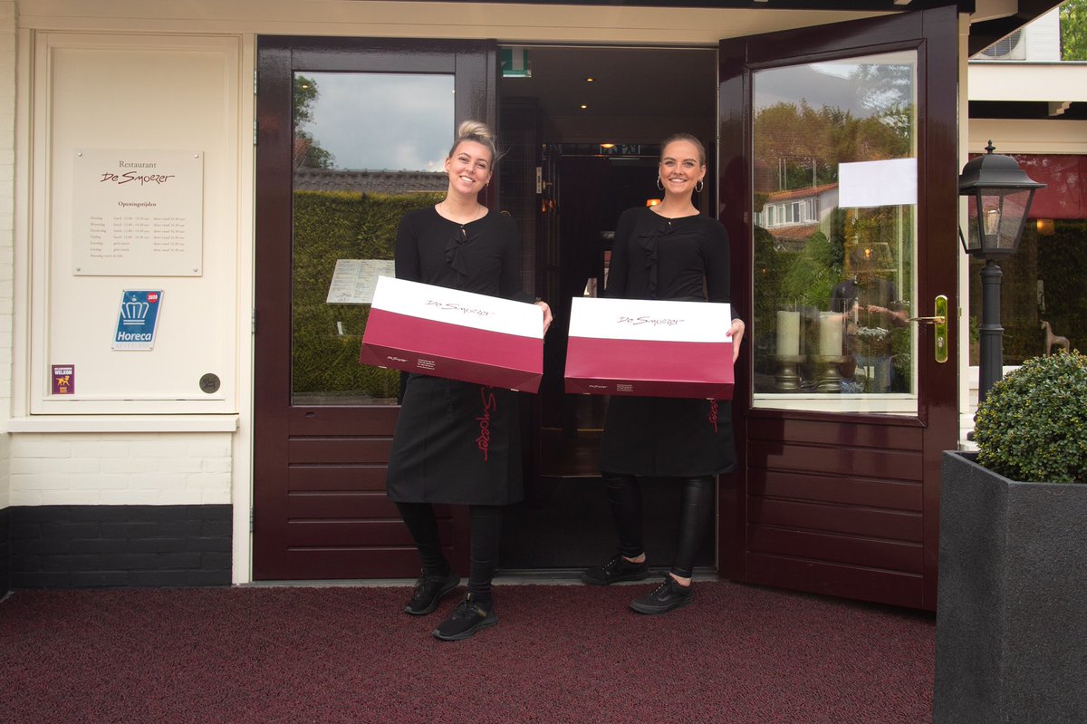 Liever nog niet uit eten? Of gewoon zin om een avondje thuis te blijven? Bestel uw diner bij De Smoezer en haal deze op de afgesproken tijd af. U kiest voor:

• 27 jaar ervaring in thuis maaltijden
• Luxe verpakkingen
• Eenvoudig telefonisch bestellen 
desmoezer.nl/thuis/