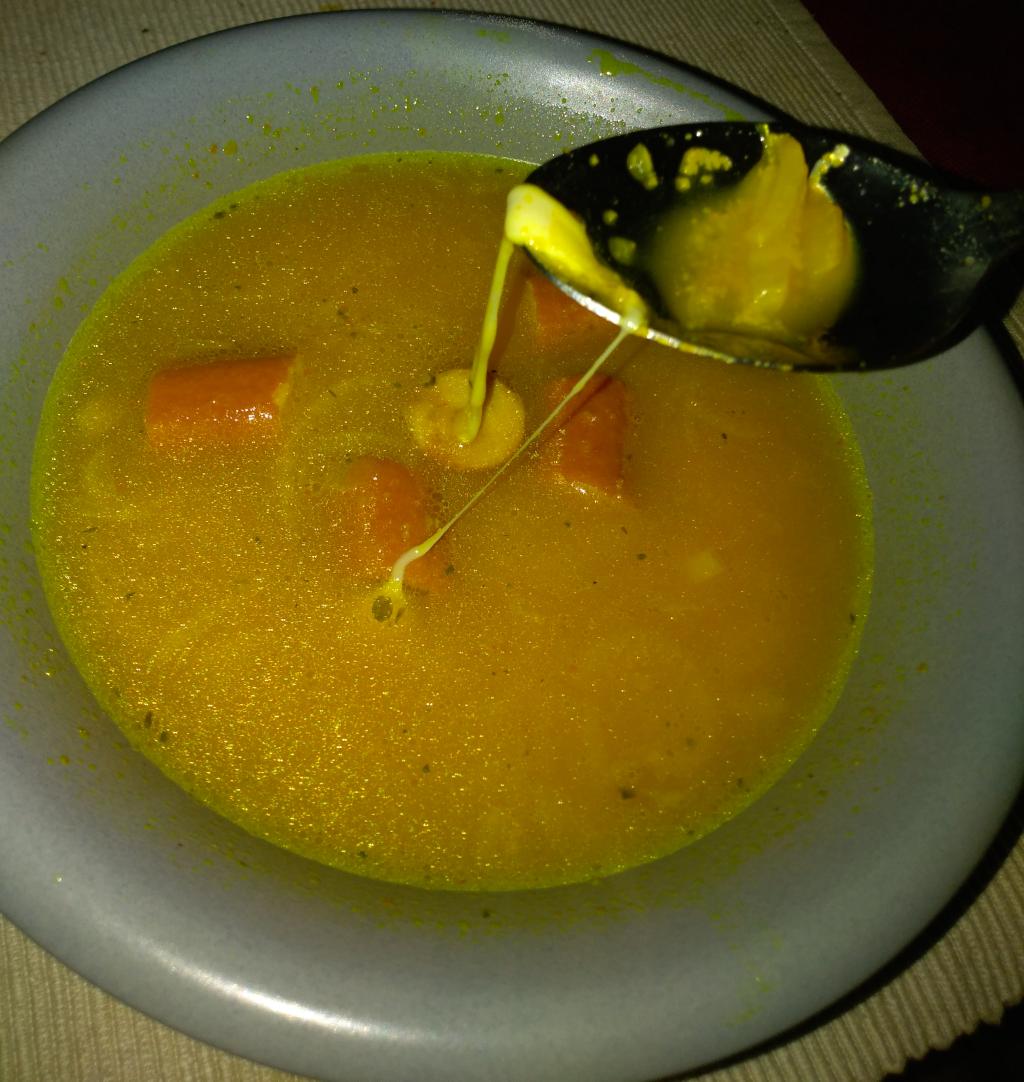 MasterRelaxe's tweet photo. #Mahlzeit
#Zwiebel (ohne 🏳 😢, dafür #Gauda < is Käse) #Gebrannte #Gries Suppe mit nem Bock und nem Wúrstchen ... https://t.co/2wBo38Hnyr
