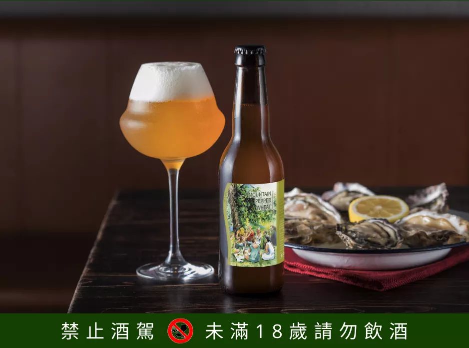 Mountain Pepper Wheat - 5%

Banana, lemongrass, cloves and pepper. Light and refreshing.

#beer #craftbeer #beerlover #beerporn #cerveza #bier #birra #beergeek #cerveja #ipa #bar #taipei #taiwan #cheers #beers #brewery #drinks #drinklocal #beertography #beerme #beerlovers