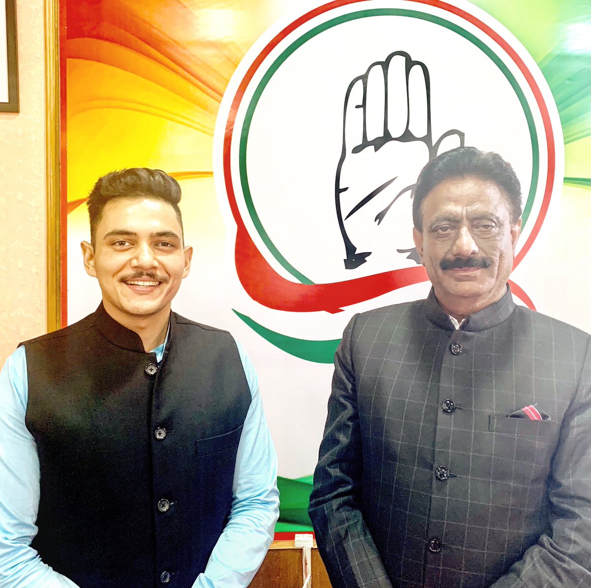 abhishekrana999's tweet photo. आज राजीव भवन शिमला में कांग्रेस प्रदेश अध्यक्ष श्री @KSRathoreINC जी के साथ शिष्टाचार भेंट की एवम् उन्हें जन्मदिन की बधाई भी दी।
#HBDRathoreJi https://t.co/0GBrEmNCj1