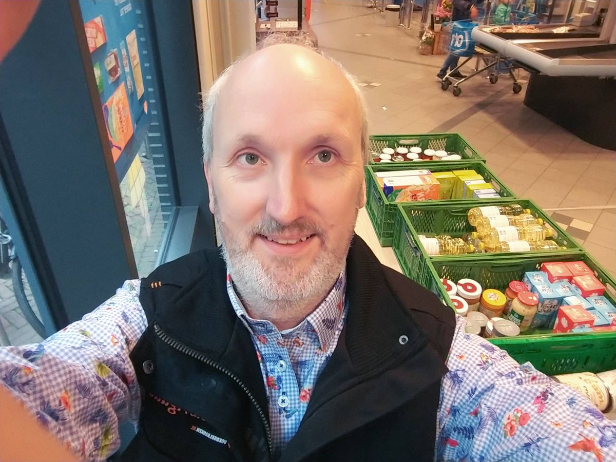FJdeGroot's tweet photo. Inzamelen voor de @voedselbank in #nootdorp https://t.co/8psZQPJicf