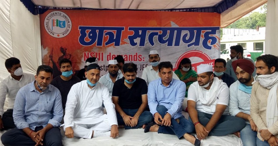 qazinizamuddin's tweet photo. दिल्ली स्थित @nsui के अध्यक्ष श्री @Neerajkundan और उनके साथियो द्वारा आयोजित सत्याग्रह मे आज @devendrayadvinc जी और मैंने अपना समर्थन दिया। सरकार को छात्रो के स्वास्थ्य को देखते हुए #NEET_JEE की परीक्षा तुरंत स्थगित करनी चाहिए।
#PostponeExams_Or_ResignModi
#AntiStudentModiGovt https://t.co/nZHeoTcWgs