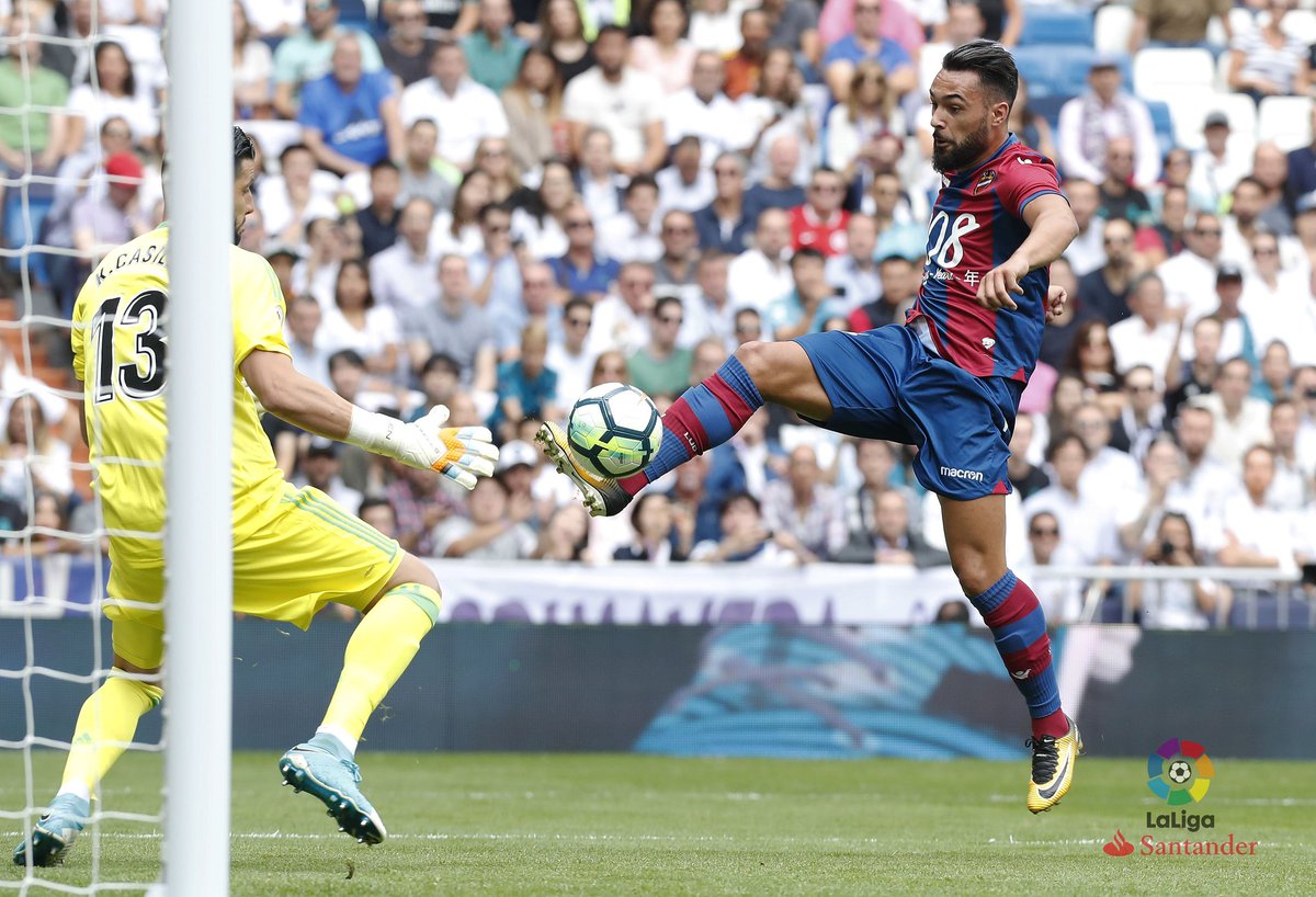 Hoy me despido del que ha sido mi Club y mi casa los últimos tres años. Quiero dar las gracias al <a href="/LevanteUD/">Levante UD</a> por la oportunidad. Gracias a ellos disfruté de la Primera División. Siento que podía haber hecho más por ese escudo y me voy con esa espinita clavada.