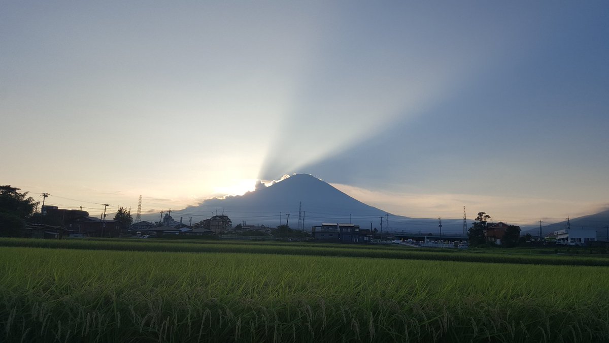 94S8m3gugZ8bzAb's tweet photo. #Goodnight
#kintokizan #富士山大好き #富士山love #富士山山麓 #gotembagram #ごて��ら2020 #ごてなつ2020 #rinbow #mountains🗻 #mountainview #mountainlife #mountain_world #japan #MtFuji #mountain #sunset #goodmorning #入道雲 #秋の気配 #sunset_love #dandelion #夕暮れ https://t.co/lytgMS6S7r