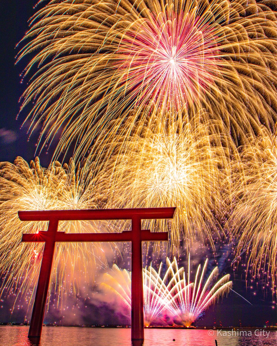 kashima_city's tweet photo. 【#エア鹿嶋市花火大会（#過去pic）】
　コロナがなければ、こんな花火が今頃夜空を彩っていたはず🎇

#鹿嶋市 #kashima #茨城県 #ibaraki #花火 #fireworks #エア花火大会 #過去花火 #写真好きな人と繋がりたい #写真撮ってる人と繋がりたい #田舎 #水上鳥居 https://t.co/BLA93nQQ3B
