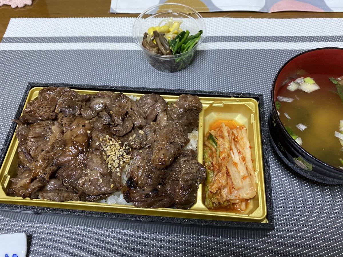 そらうみ 柴犬情報発信中 29肉の日のイラストでアピールしたので晩ご飯は 焼肉屋さんで 黒毛和牛カルビ弁当かってきました めっちゃ柔らかくて旨かったー そらうみにもお肉混ぜてうまうま そらうみ 柴犬情報発信中 29肉の日のイラストでアピールしたので晩ご飯は 焼肉屋さんで 黒毛和牛カルビ弁当かってきました めっちゃ柔らかくて旨かったー そらうみにもお肉混ぜてうまうま