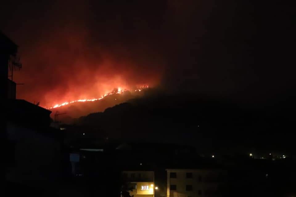 carrerapencona's tweet photo. Os informamos que la maravillosa Sierra de Aldeanueva de la Vera esta ardiendo . El maravilloso paraíso por el que discurre la @carrerapencona. Pasando estos días y noche la localidad de Aldeanueva la incertidumbre de ver el fuego tan cerca de sus casas. https://t.co/FWMe2fdPVV