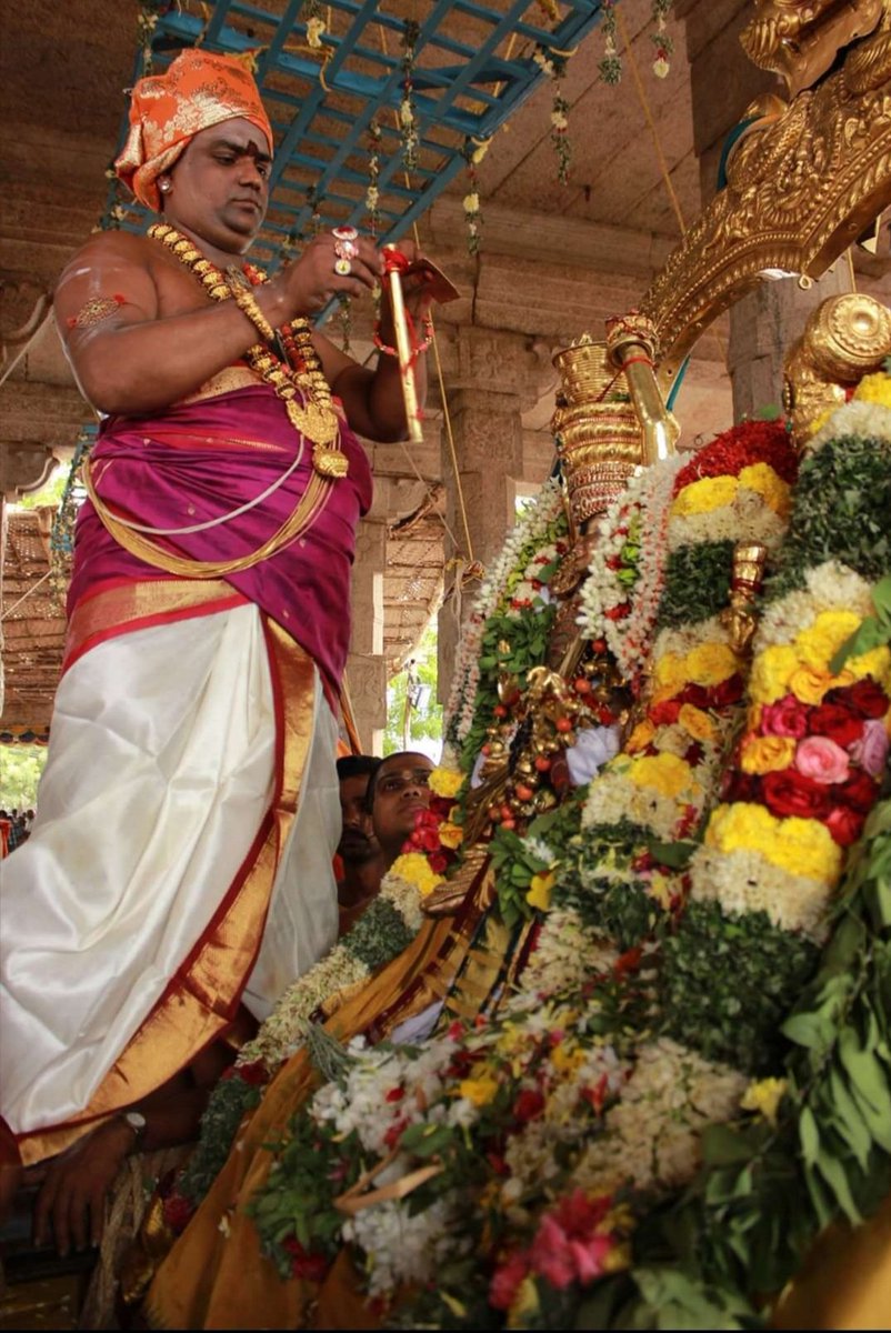 Aavani Moola festival -  #Madurai #meenakshi Amman  #Temple -dedicated to Sundareswarar&his Thiru vilayadals(Miracles)  #Thread 9th day of this festival Puttukku Man Sumandha Leelai(Shiva carried mud in return for puttu -(made of steamed riceflour & coconut) from his devotee1/n