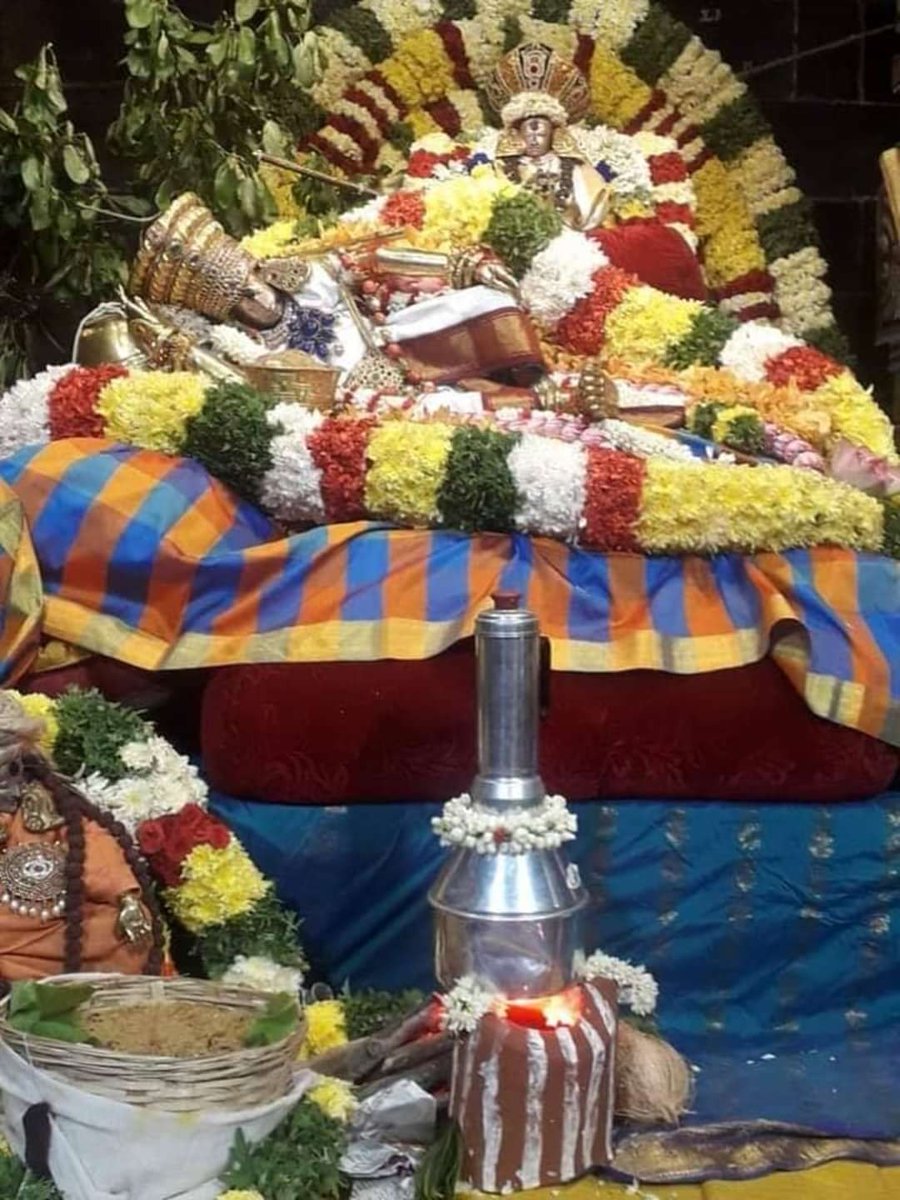 Aavani Moola festival -  #Madurai #meenakshi Amman  #Temple -dedicated to Sundareswarar&his Thiru vilayadals(Miracles)  #Thread 9th day of this festival Puttukku Man Sumandha Leelai(Shiva carried mud in return for puttu -(made of steamed riceflour & coconut) from his devotee1/n