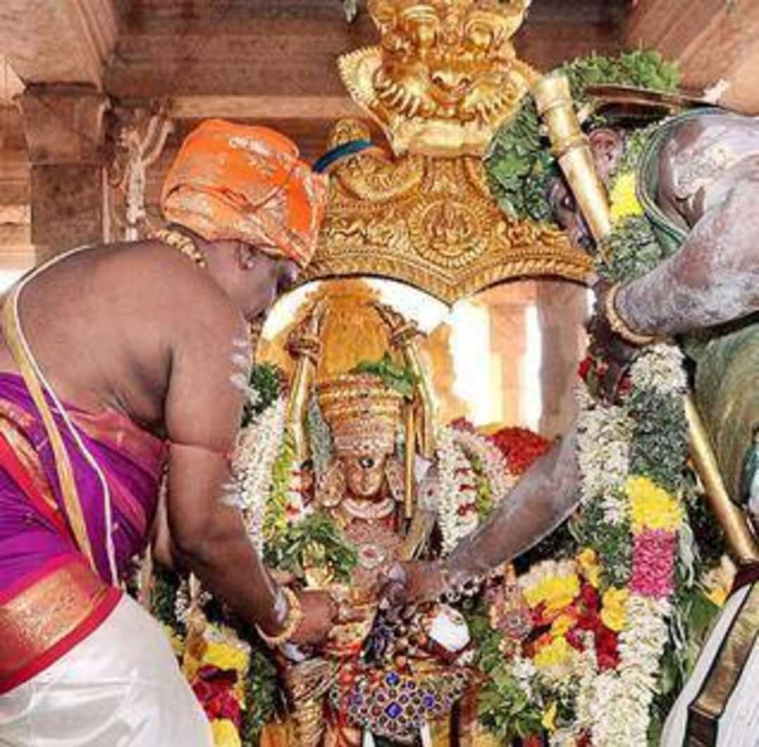 Aavani Moola festival -  #Madurai #meenakshi Amman  #Temple -dedicated to Sundareswarar&his Thiru vilayadals(Miracles)  #Thread 9th day of this festival Puttukku Man Sumandha Leelai(Shiva carried mud in return for puttu -(made of steamed riceflour & coconut) from his devotee1/n