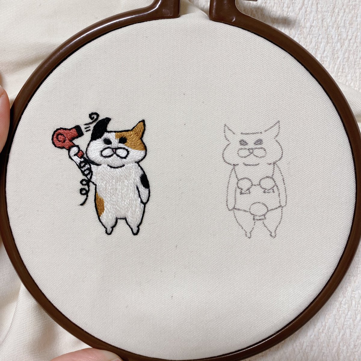 めんママ 刺繍するマン 立ち尽くす猫シリーズの ドライヤーちゃんでけた𓀠ﾜｰｲ ミケにしてみたけど可愛いかも ง ౪ ว 猫刺繍 手刺繍 ハンドメイド うちの子オーダーメイド オリジナルキャラクター 猫 刺繍 Embroidery Cat T Co