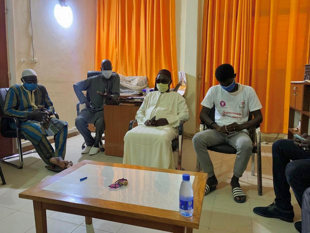 Basket_Senegal's tweet photo. Solidarité #COVID : Youssou Ndoye @yndoye35 et United Project 1 soutiennent les populations de Linguères 🇲🇱🏀
#youssoundoye #unitedproject #kebetu #Senegal #Solidarity https://t.co/HUX7aHKRD9