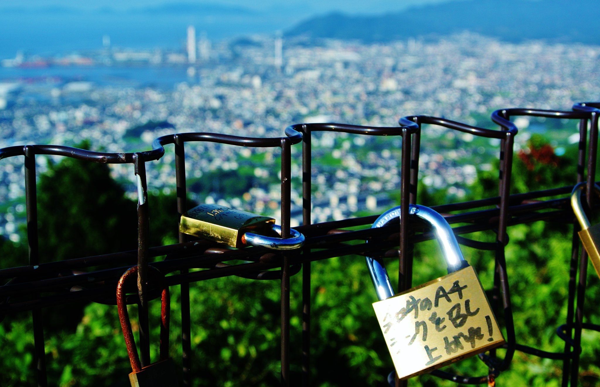 画像 下側の展望台にはベンチが2つ設置されていますが 海へ向かって右側のベンチの斜め右辺りのフェンス上端にあります 視聴者さんが見つけやすいように 大きめの南京錠を掛 まとめダネ