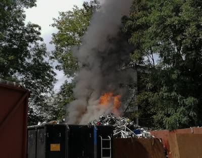 Grote rookwolken boven brand in oudijzer bij bedrijf in Doetinchem ..