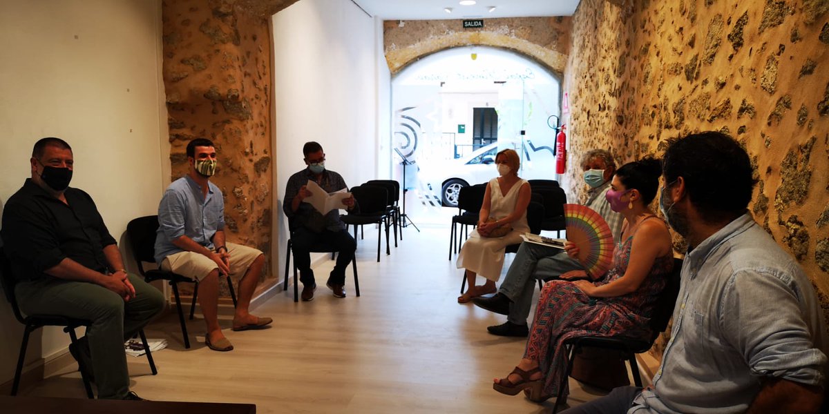 JesJuradoSegui's tweet photo. Aquest dilluns 31 d'agost comencen al cementiri de Bunyola les tasques sobre el terreny per localitzar 15 persones assassinades i desaparegudes en 1936. Avui hem explicat el pla d'actuació a les famílies dels represaliats. Com sempre, esperança i prudència van de la mà #Memòria https://t.co/Zjy1OSwPny