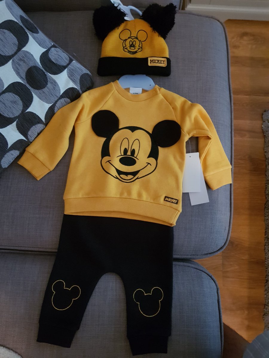 meiks87's tweet image. Never thought I'd be excited for this kind of thing yet here I am putting together #MickeyMouse @Disney outfits for the baby. #7weekstogo #newdad #nervous
