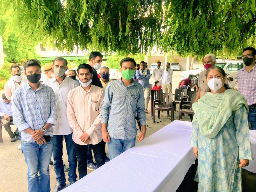 HarisinghBAMS's tweet photo. साथियों #Wikipedia पर आयुर्वेद को लेकर जो गलत तरीके से लिखा जा रहा है उसके विरुद्ध व #AMOvacancy में 450 पदो में बढ़ोतरी को लेकर RAVP टीम ने आज पूर्व मुख्यमंत्री @VasundharaBJP से मुलाकात की उन्होंने संबंधित अधिकारियों को तुरन्त समाधान करने के आदेश दिए, धन्यावाद सभी साथियों का । https://t.co/A2MYi2ubm2