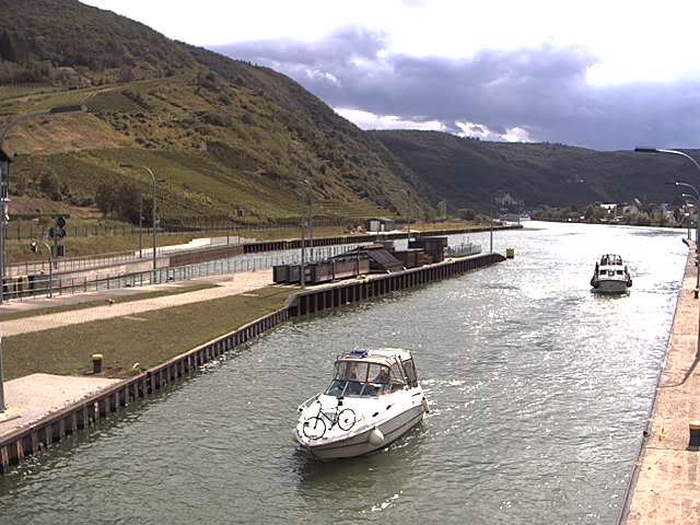 Schiffsbegruess's tweet photo. Auf der #Mosel fährt man #Schiff, auf dem Land #Fahrrad #Schleuse #Fankel https://t.co/uYeC0e6wr3