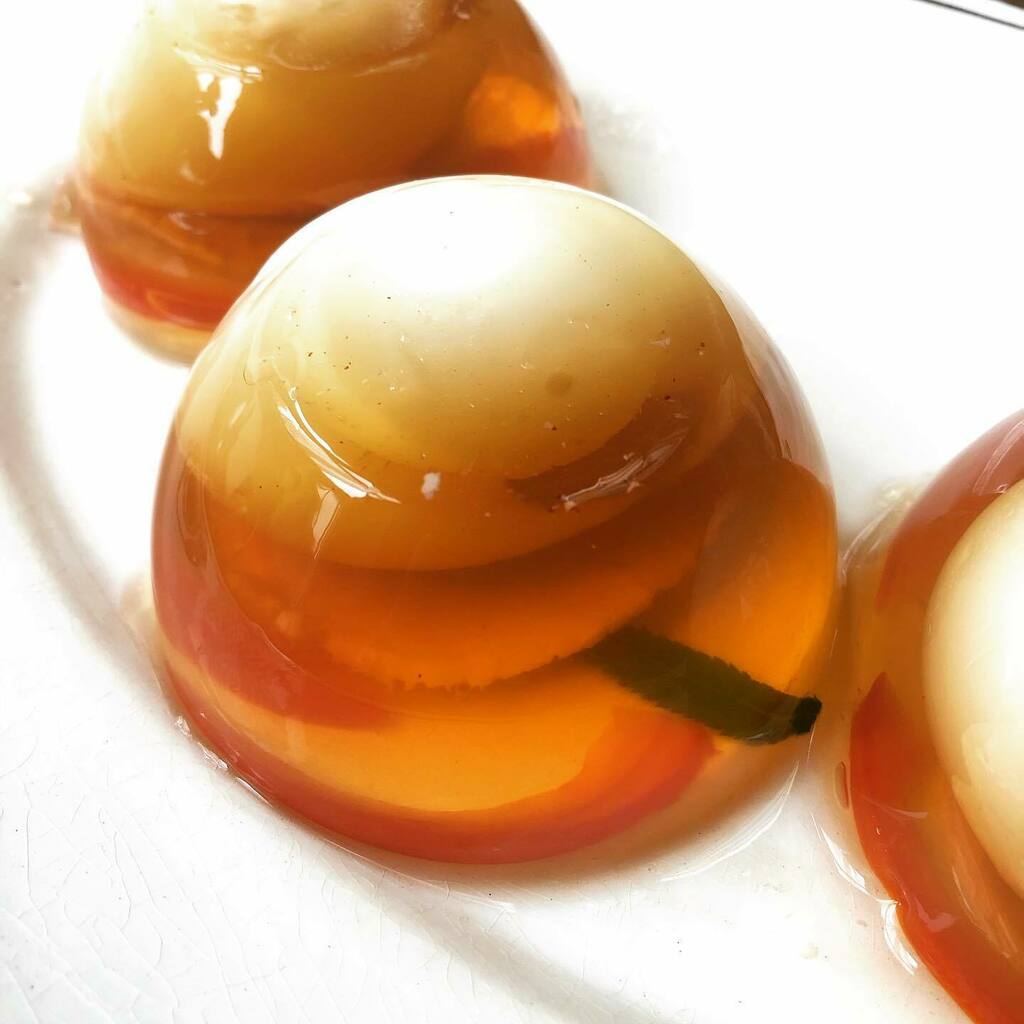 mememoniq's tweet image. Quoi de plus symbolique à table sur les œufs en gelée (aspics d’œufs) pour évoquer la cuisine de nos grand-mères ? #aspic #oeuf #oeufengelee #savoircuisiner #food1960 #cuisine #food #homemade #faitmaison N&apos;hésitez pas à nous demander la recette, nous la publierons dans notre…