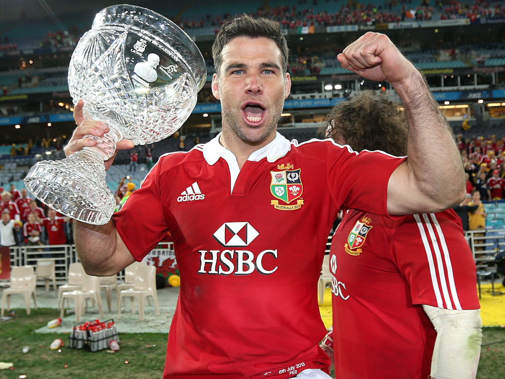  Happy 38th birthday to Wales and Lions legend Mike Phillips! 