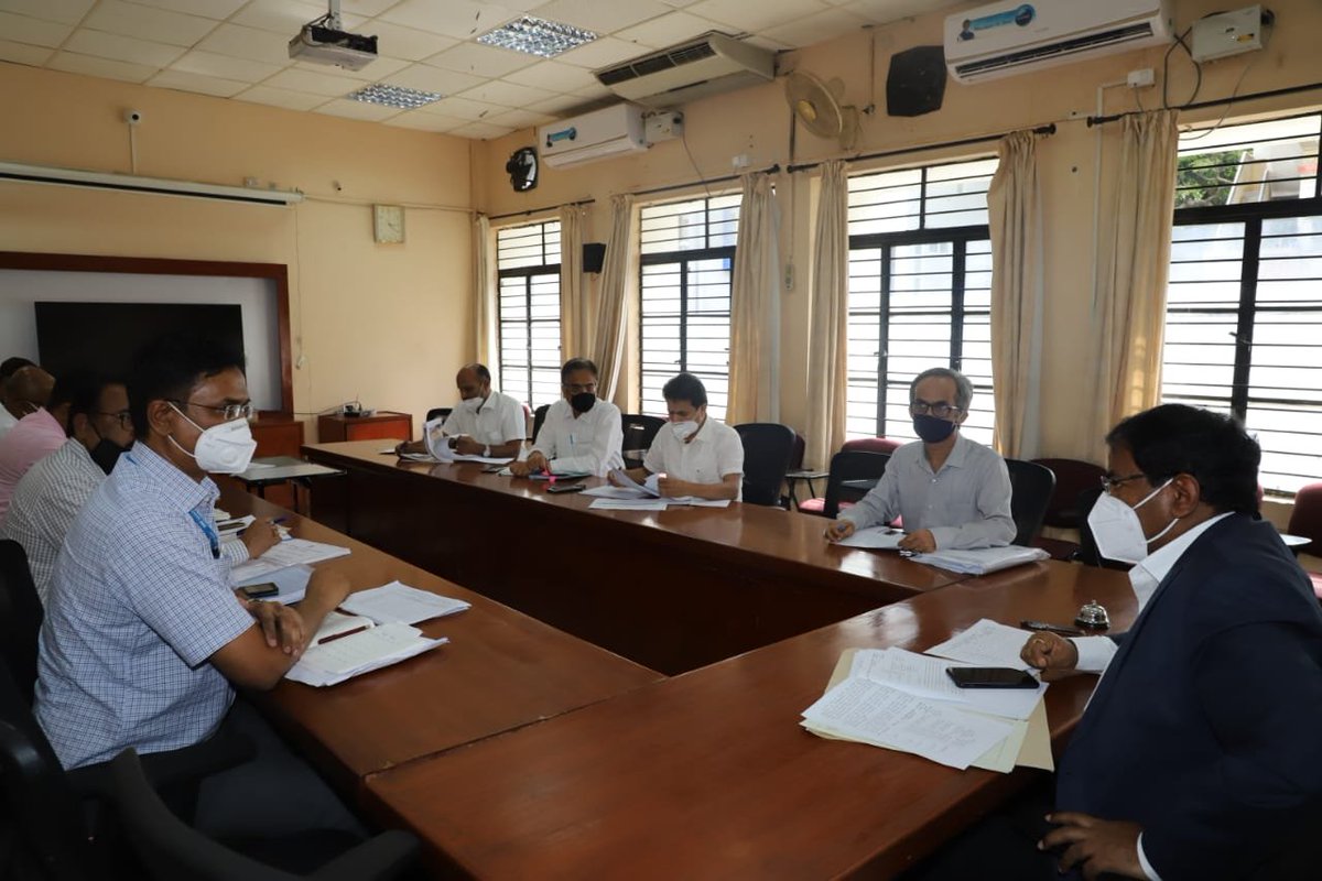 BBMP is keen to rid the city of potholes. Held a meeting with chief engineers & instructed them to identify and fill potholes over the next few days. The officers have been asked to ensure quality work & use tar-mix from BBMP’s new hot mix plant. #BBMP  #Bengaluru