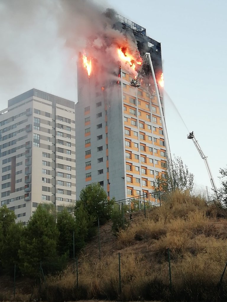 AlmeidaPP_'s tweet photo. Quiero dar la enhorabuena a @BomberosMad y al resto de servicios de emergencia por la magnífica actuación realizada en la Calle Dulce Chacón. 

El incendio ya ha sido controlado y no hemos tenido que lamentar ninguna víctima. 

Seguimos, Madrid https://t.co/0soaP1tuOC