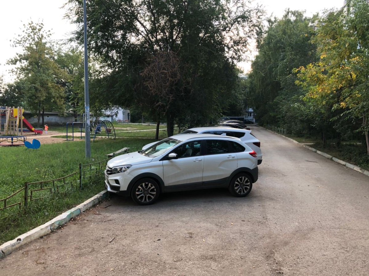 И снова отличается улица С. Лазо, 33:  сделали внутриквартальных дорогу - хорошо. Но вот жильцы просили положить и лежачих полицейских, из-за детской площадки во дворе. По итогу - ничего, плюс деревья опасно нависают над машинами, что может создать проблемы в будущем
<a href="/Zelenhoz/">Спецремстройзеленхоз</a>