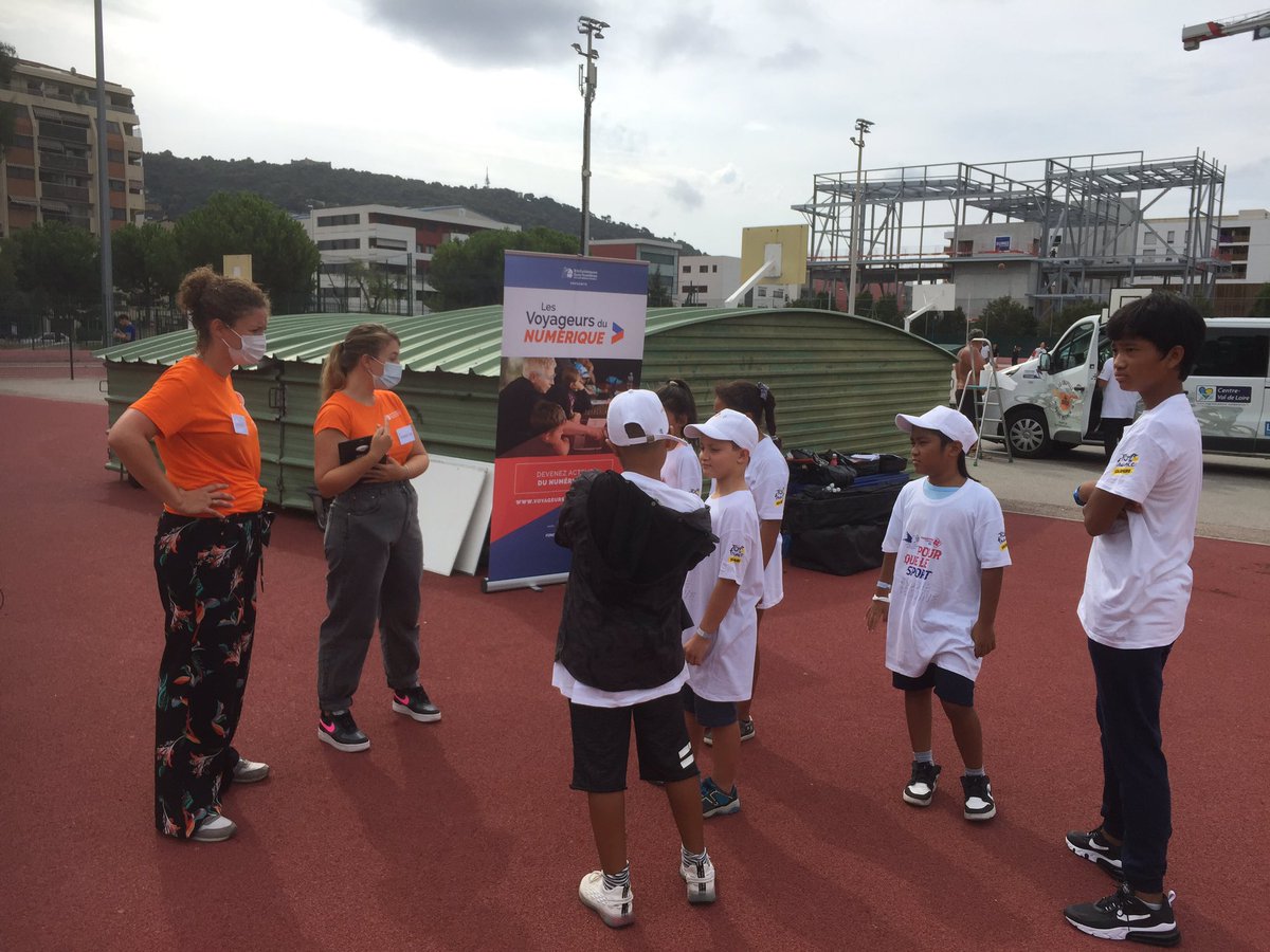 Les <a href="/VoyageursduNum/">Les Voyageurs du Numérique</a> font leur rentrée avec le départ du <a href="/LeTour/">Tour de France™</a> à Nice ! 
En partenariat avec la @FDJ et le <a href="/SecoursPop/">Secours populaire</a>, nous animons durant ce weekend des ateliers éducatifs pour les jeunes autour de la #culture #numérique.