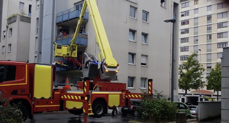 🇫🇷 FLASH - Une #femme de 39 ans, pesant 270 kg, a été évacuée à l’aide d’un bras élévateur articulé. Un important dispositif pour la sortir de son #logement, situé au 1er étage, a été mis en place par les #pompiers de #Chambery. Elle ne passait plus par la porte. (Le Dauphiné)