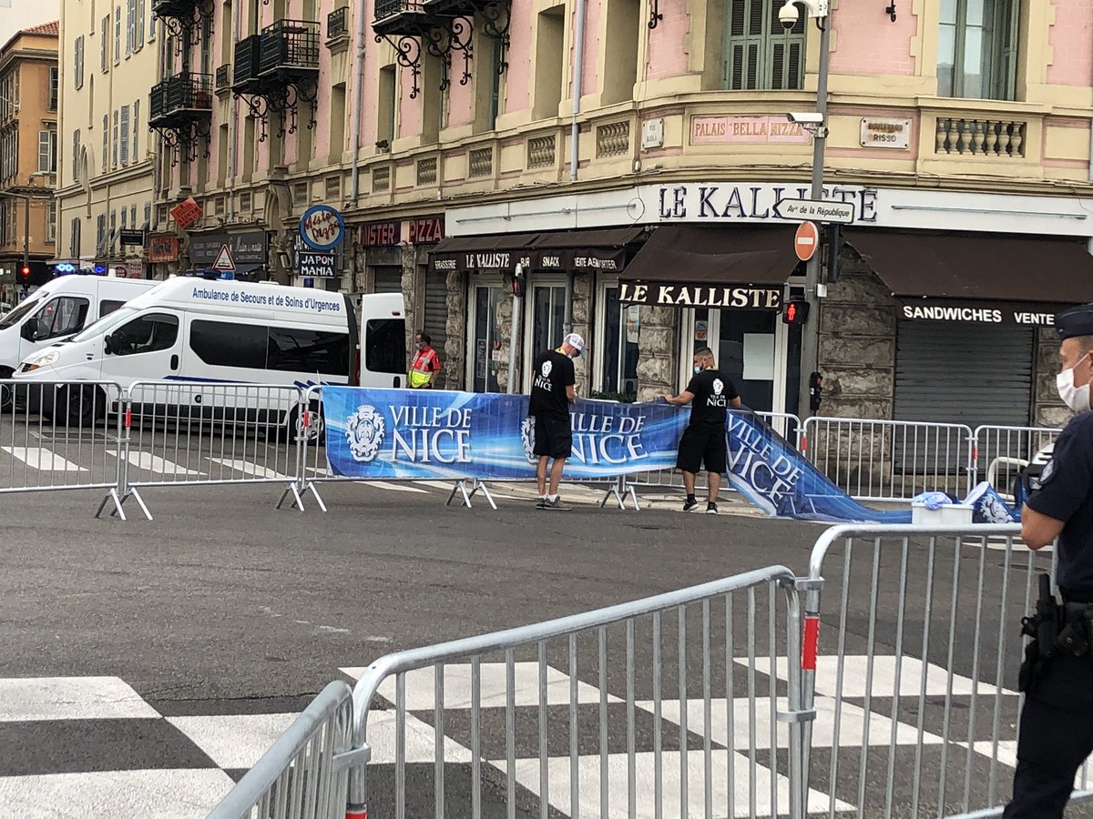 EvaSteinBib's tweet photo. Même sans être une super fan de vélo, ça fait quelque d’être au cœur d’un départ du @LeTour !Préparatifs ce matin, puis les femmes sont passées, les hommes se préparent, et tous roulent au pied de la Tête Carrée. Moi, je guette ! #bmvrnice #Nice06 #tourdefrance2020 #ILoveNice https://t.co/qCjy6CMmfH